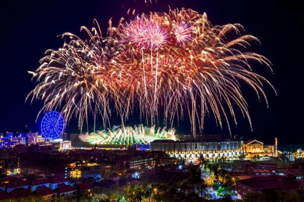 2026義大跨年煙火亮點搶先看 首創「藍色流星雨煙火」超浪漫