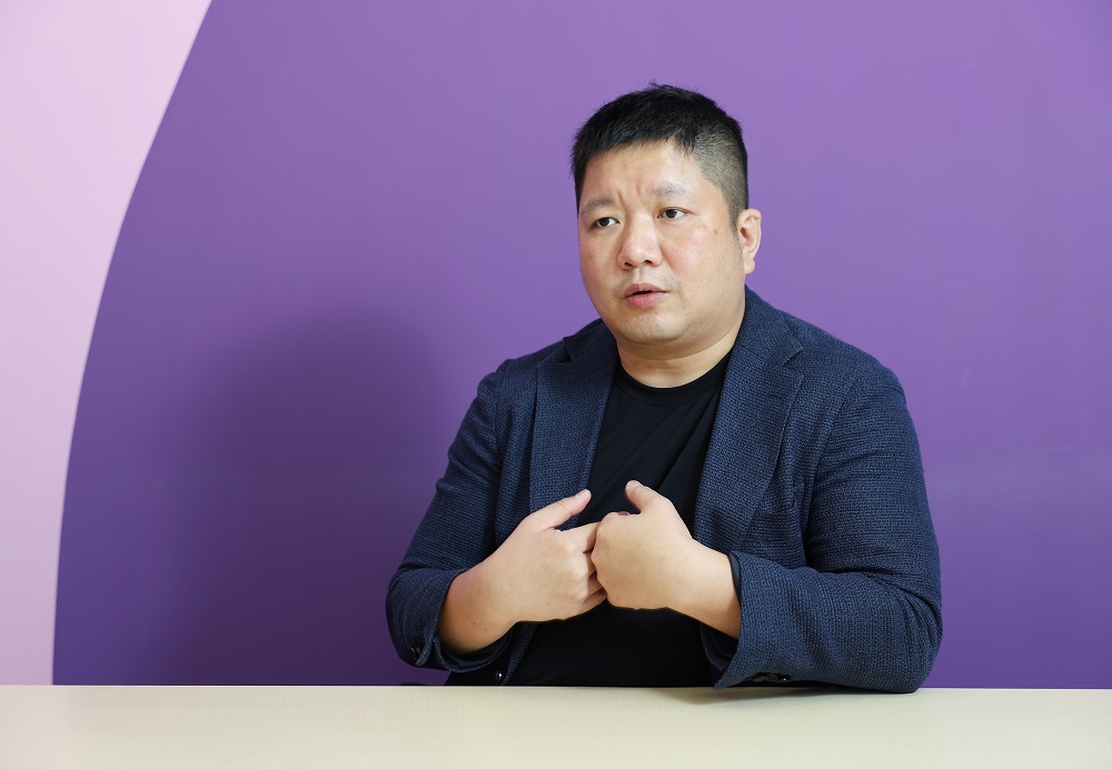 郭俊鑫指出，透過 AI 輔助，WPP Open 平台能自動生成內容並進行深度數據分析，不僅顯著提升作業效率，更驅廣告行銷創造卓越價值。（圖／數位時代）