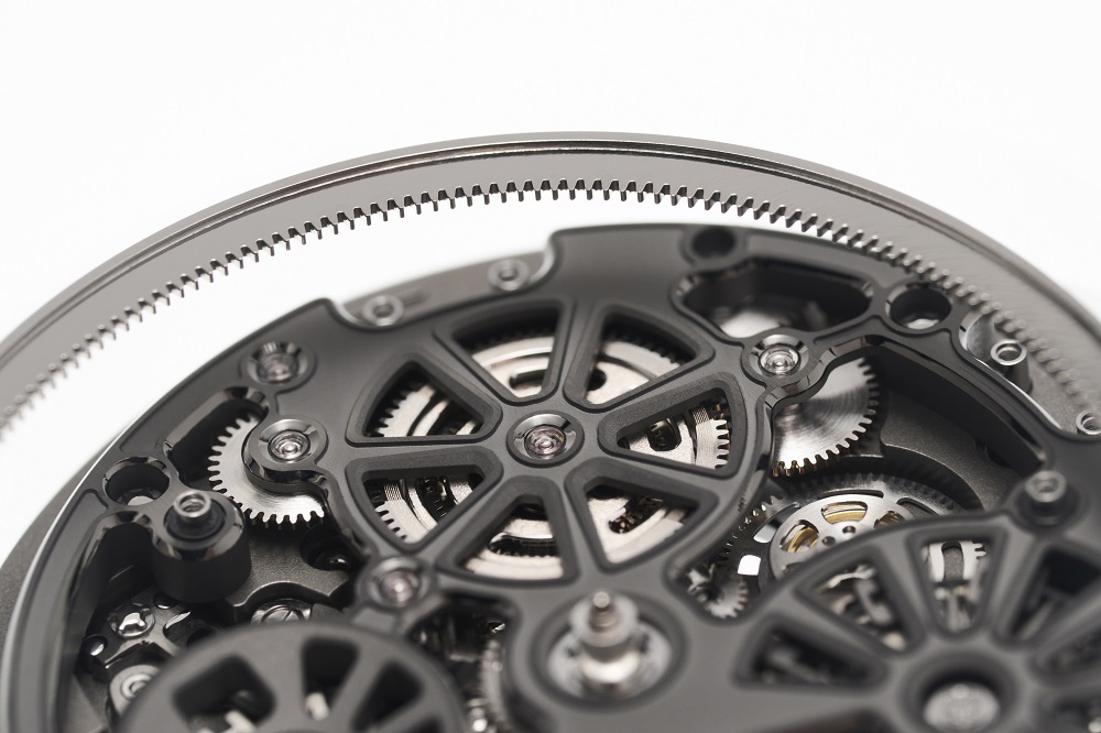 錶圈內部的齒輪系統直接與時針輪聯動，佩戴者只需要輕輕旋轉錶圈，便能瞬間切換至任意城市的當地時間。圖/RICHARD MILLE提供