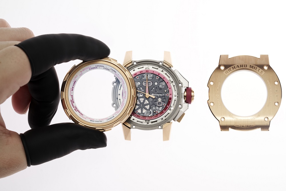 全新RM 63-02採用5N紅金錶圈和底蓋，散發出柔和的暖色光澤，搭配玫瑰粉與勃根地紅刻度圈為其添上深邃層次。圖/RICHARD MILLE提供