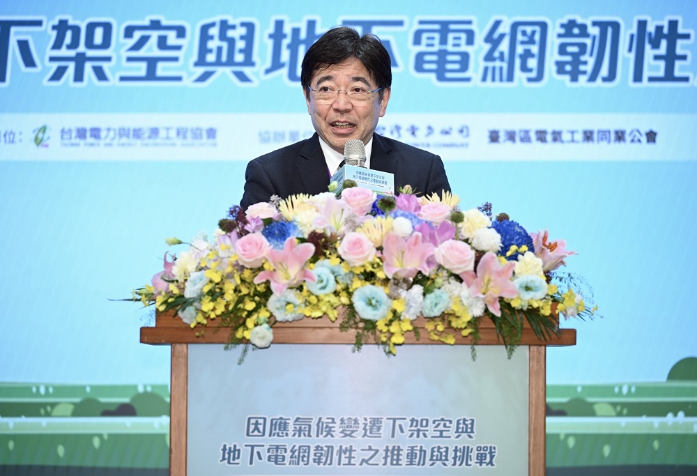 台灣電力與能源工程協會5日攜手電力界舉辦「因應氣候變遷下架空與地下電網韌性之推動與挑戰研討會」。圖為台灣電力與能源工程協會理事長劉文雄於現場致詞。圖片來源：台電