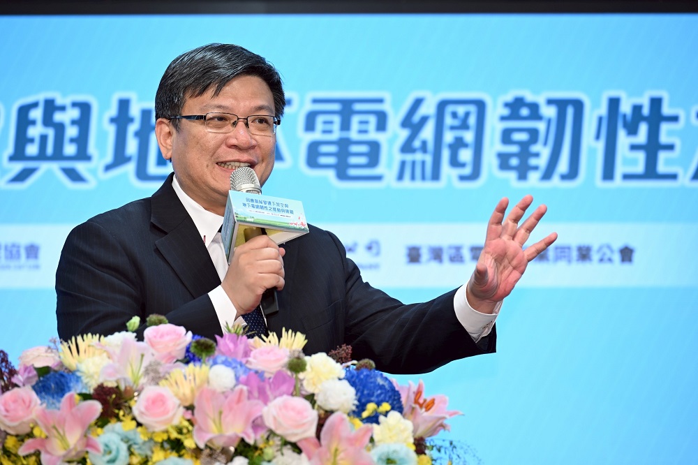 台灣電力與能源工程協會5日攜手電力界舉辦「因應氣候變遷下架空與地下電網韌性之推動與挑戰研討會」。圖為台電董事長曾文生於現場致詞。圖片來源：台電