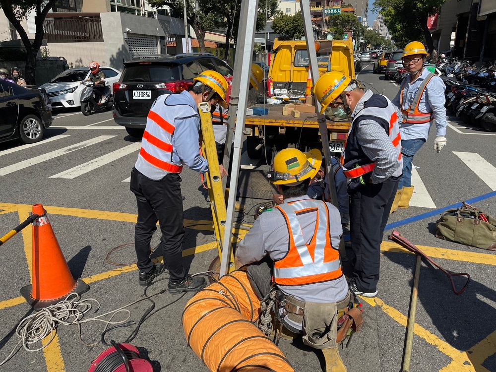 並非所有地區都適合地下化，須因地制宜，如易淹水、土質鬆軟地區地下化風險相對高。台電採取加裝支線桿及對地支線、穿插強化電桿等方式加固維護，提升供電穩定。圖片來源：台電
