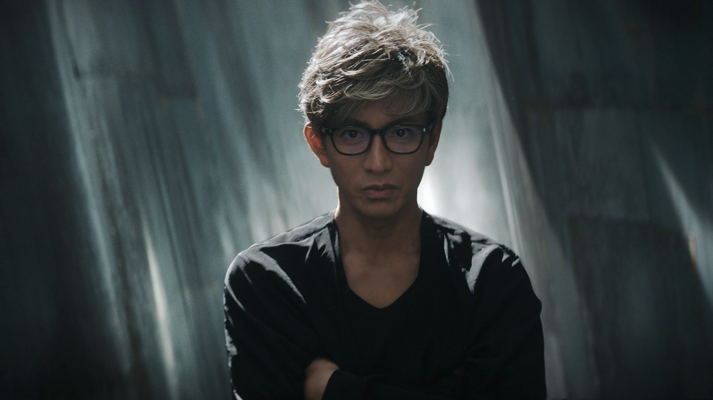 OWNDAYS新任全球大使木村拓哉，以全黑著裝搭配以 OWNDAYS 品牌色「黑色」為基調設計的新系列「BACK in BLACK」黑框眼鏡，於全新形象廣告中帥氣亮相。圖片提供：OWNDAYS