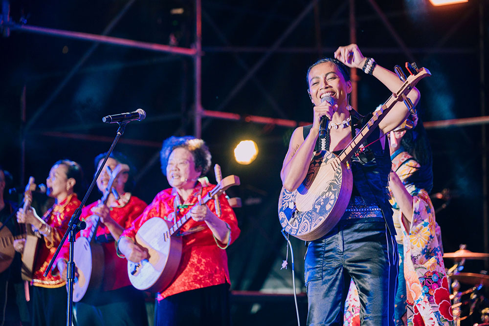 金曲歌手戴曉君與恆春及滿州民謠傳藝師將於恆春文化中心劇場館開幕演出。(圖片來源：屏東縣政府)