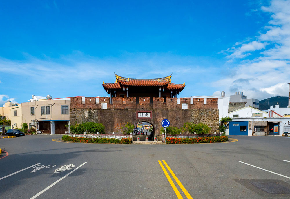 迎接恆春文化中心劇場館開幕,恆春古城南門推出光雕展演。(圖片來源：屏東縣政府)