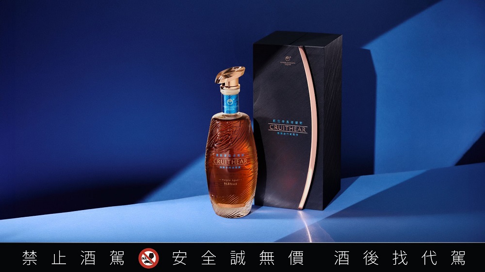 「創世者皇者雪莉金門高粱酒」全台限量不到8,000瓶，此次加碼推出全台僅396瓶的利特限定版「單一原桶強度」。（圖／黑松提供）