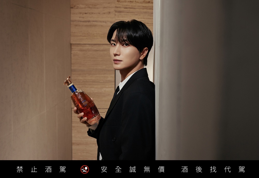 「創世者」形象大使利特於出道20週年之際，詮釋新品「創世者皇者雪莉桶陳金門高粱酒」優雅魅力。（圖／黑松提供）