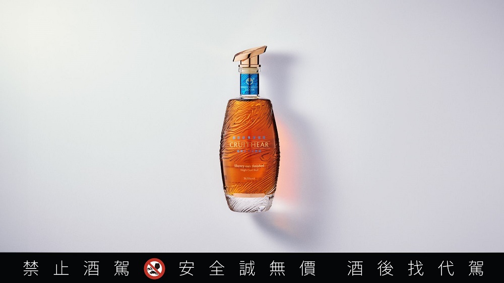 「創世者皇者雪莉金門高粱酒」與利特限定版「創世者皇者雪莉桶陳金門高粱酒 單一原桶強度」，11月19日起全台陸續開賣。（圖／黑松提供）