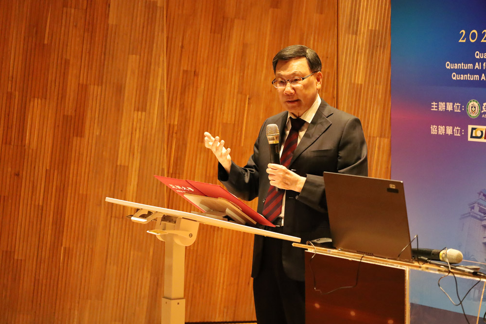 亞大校長蔡進發表示，亞大持續推動量子生醫研究、智慧健康技術創新，培育更多優秀的QAI人才。(圖片來源：亞洲大學)
