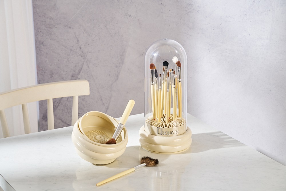 回門禮第一波（11月20日）：三合一刷具收納盒乙個。圖片來源：京站