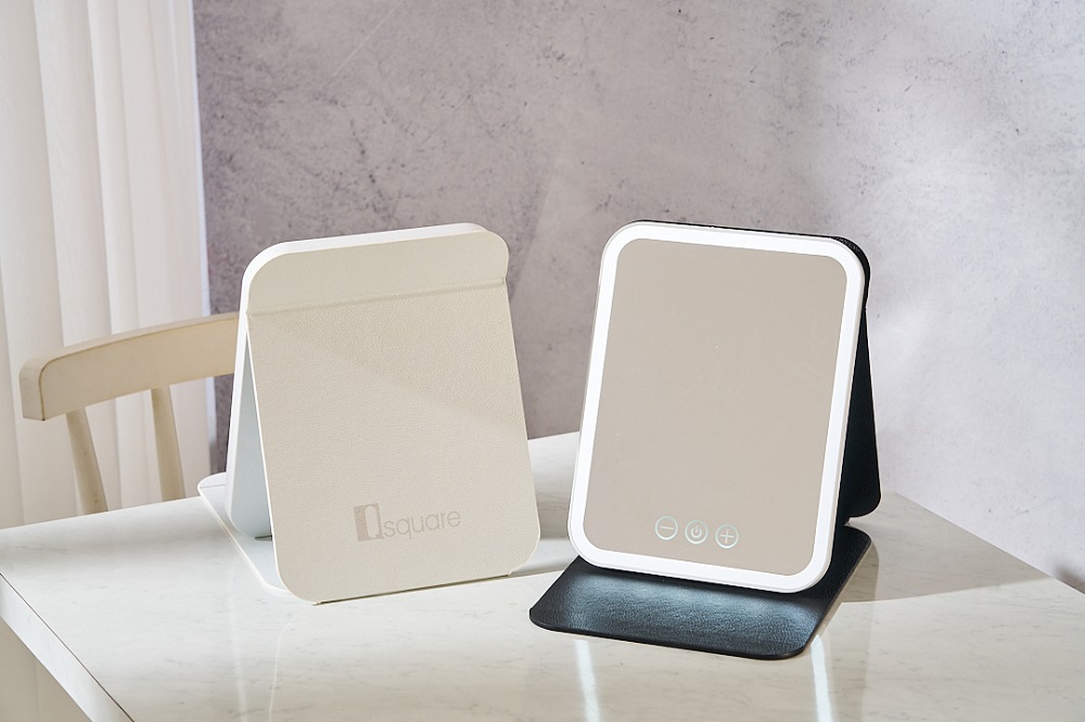 化妝品、內衣、香氛單櫃消費累積滿6000元，還可獲贈LED摺疊化妝鏡乙個。圖片來源：京站