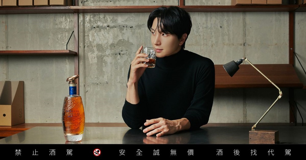 《皇者雪莉》將高粱品飲帶到藝術鑑賞的高度，一如代言人 SJ 利特的成熟氣韻令人著迷。（圖／黑松提供）