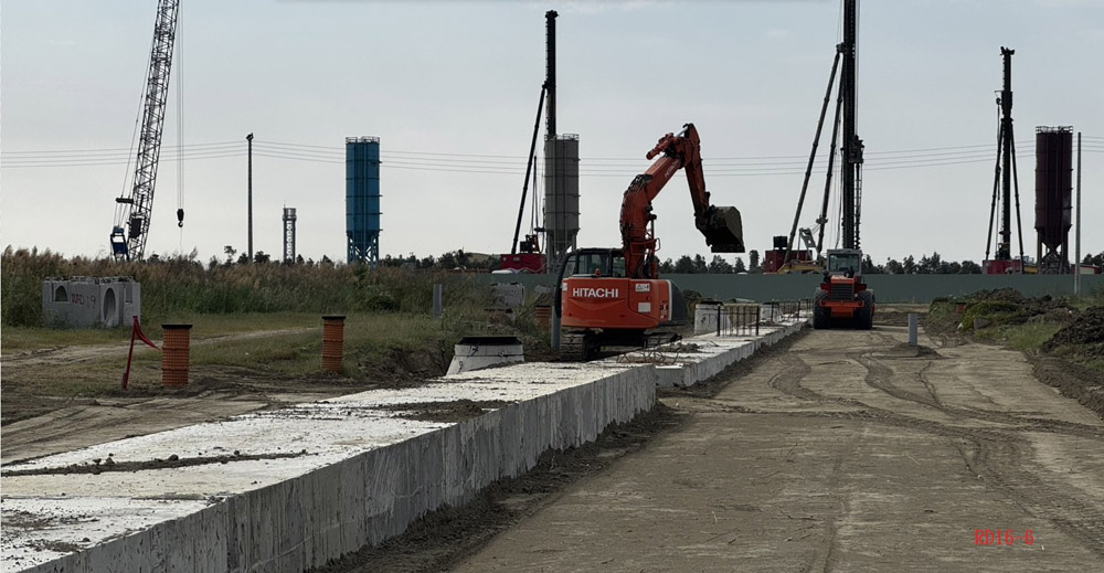 園區公共設施施工現場：導入綠電系統與永續園區概念，打造兼具環保與效率的新世代產業基地。(圖片來源：臺南市政府經濟發展局)