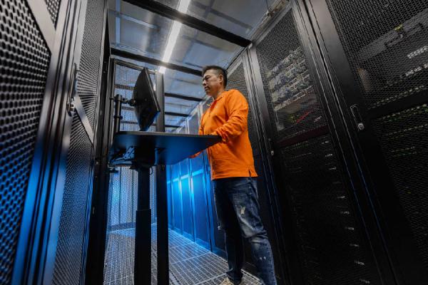 是方聯雲 AI 智能水冷資料中心化解企業算力窘境