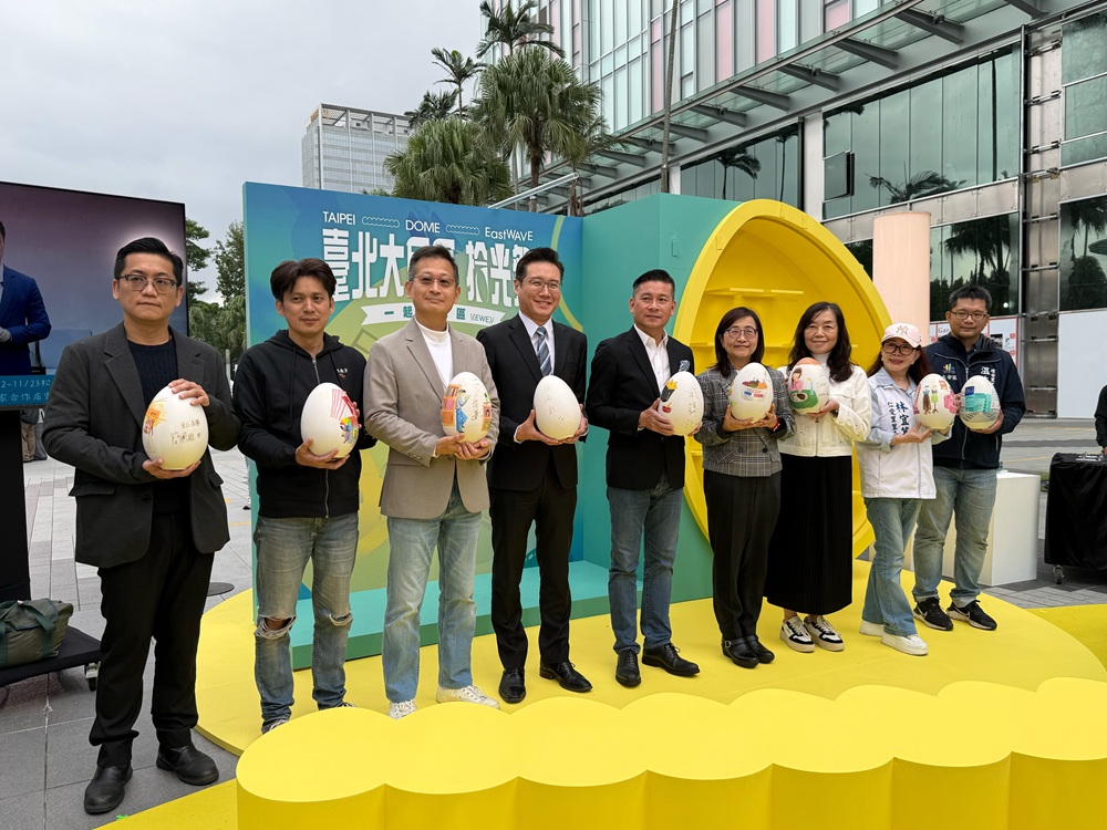 2025台北大巨蛋拾光季亮相，臺北市副市長林奕華親自出席剪綵與投蛋儀式為整個活動拉開序幕。(圖／自由時報)