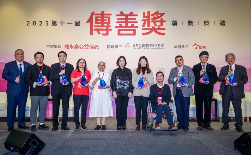 第十一屆傳善獎頒獎典禮，由陳永泰公益信託委託人袁蕙華女士 (左六)頒獎，領獎代表由左二起，孩子的書屋文教基金會陳彥翰董事長暨執行長、安寧照顧基金會施壽全董事長、基督教救助協會鄭夙珺秘書長、曉明基金會吳富柔會長、中華民國肌萎縮症病友協會張欣怡理事長及陳燕麟常務理事、至善基金會洪智杰執行長、台灣玩具圖書館協會王亞賢副理事長、瑪利亞基金會鄭若瑟董事長。（圖片來源/陳永泰公益信託提供）