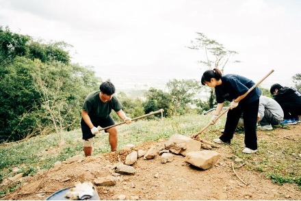 孩子的書屋帶著社區中的大人、小孩，參與農耕、修繕書屋，用身體力行照顧自己生活的土地。（圖片來源/陳永泰公益信託提供）