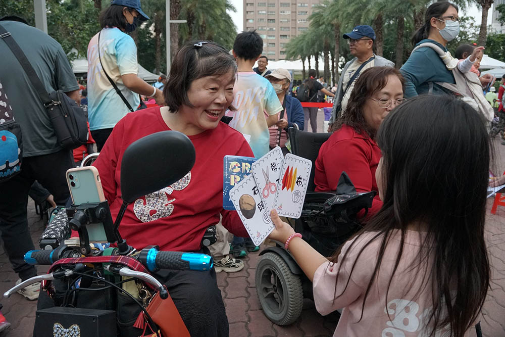 小朋友與身障者進行圖卡拳王賽。(圖片來源：高雄市政府社會局)