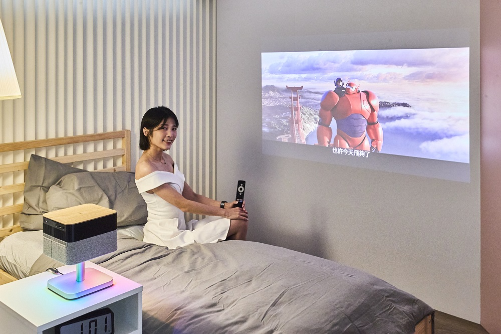 EF系列支援多角度投影與判讀牆面智慧校色，並內建四種全彩氣氛燈，讓用戶在任何空間都能依心情打造專屬的觀影氛圍。圖片來源：Epson