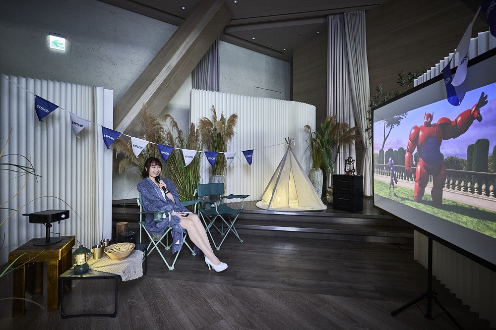 輕巧便攜的EF系列結合全新3核心亮彩引擎技術與4K PRO-UHD高畫質，即使在戶外，也能呈現清晰影像與飽滿音效。圖片來源：Epson