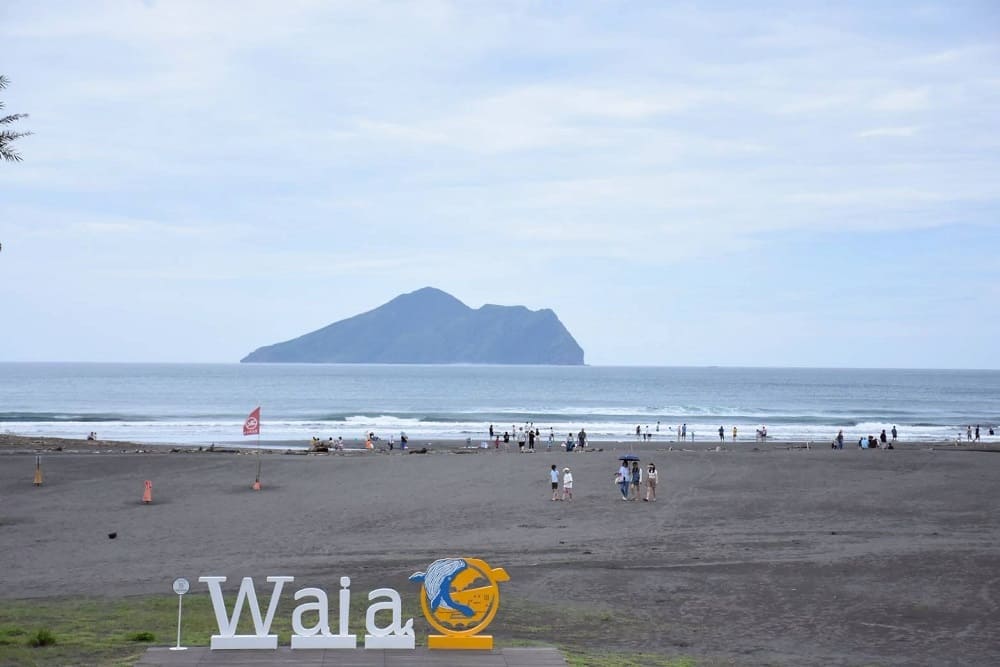 海灘望向龜山島的經典視角，是東北角最具代表性的風景之一，不論踏浪、散步或拍照都能找到屬於自己的放鬆節奏。（圖／東北角風管處提供）