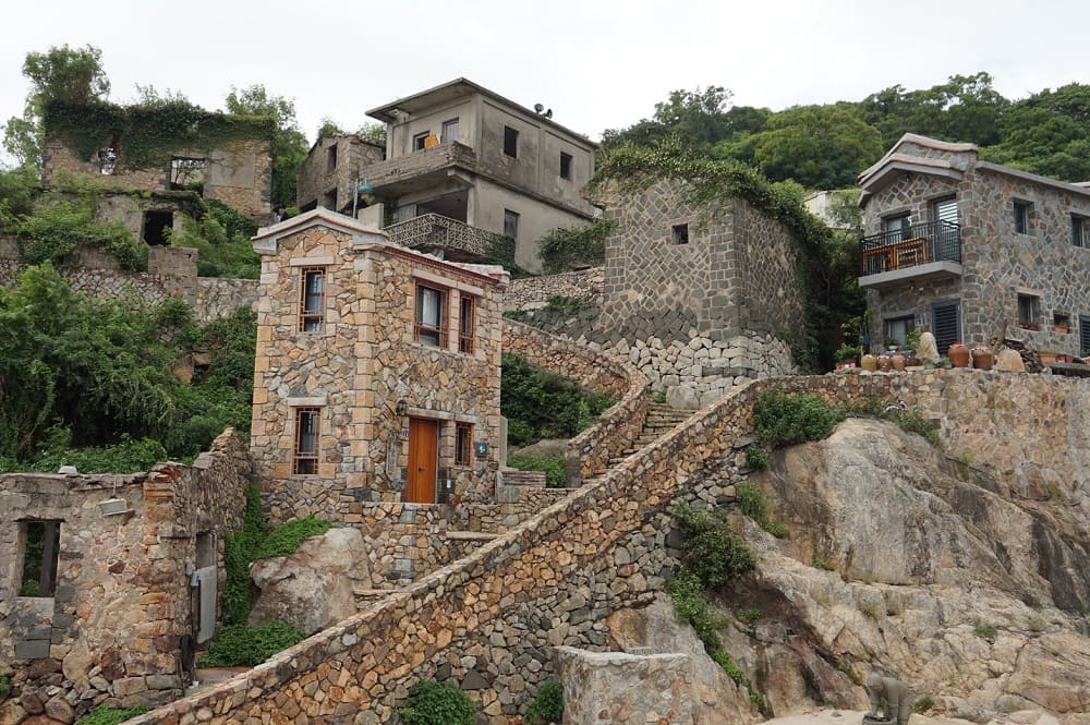 馬祖經典的石頭屋聚落沿山勢而建，厚實石牆與蜿蜒階梯勾勒出靜謐海島風情。（圖／馬祖國家風景區管理處提供）