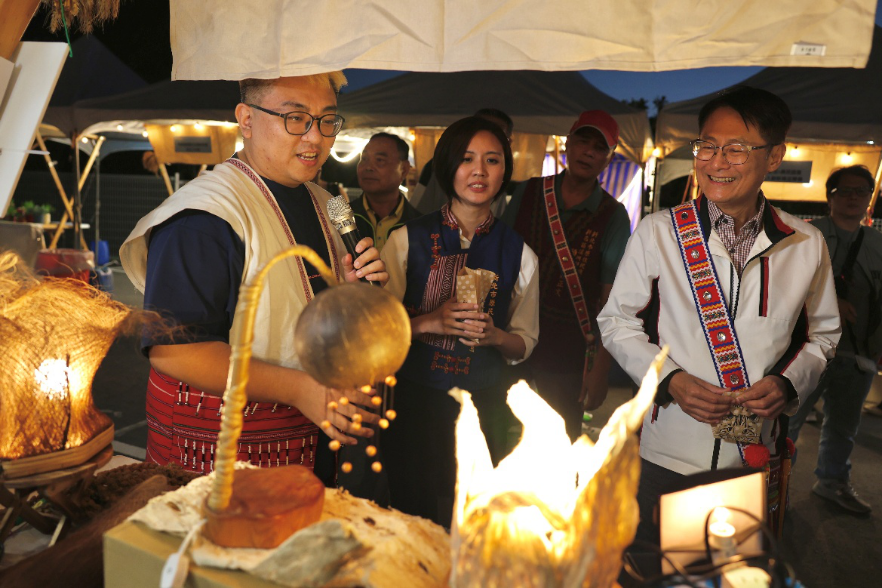 ▲扶植營運組－伊蔣藝術工作室所推出的「原風植木燈具」。(圖/新北市政府原民局提供)