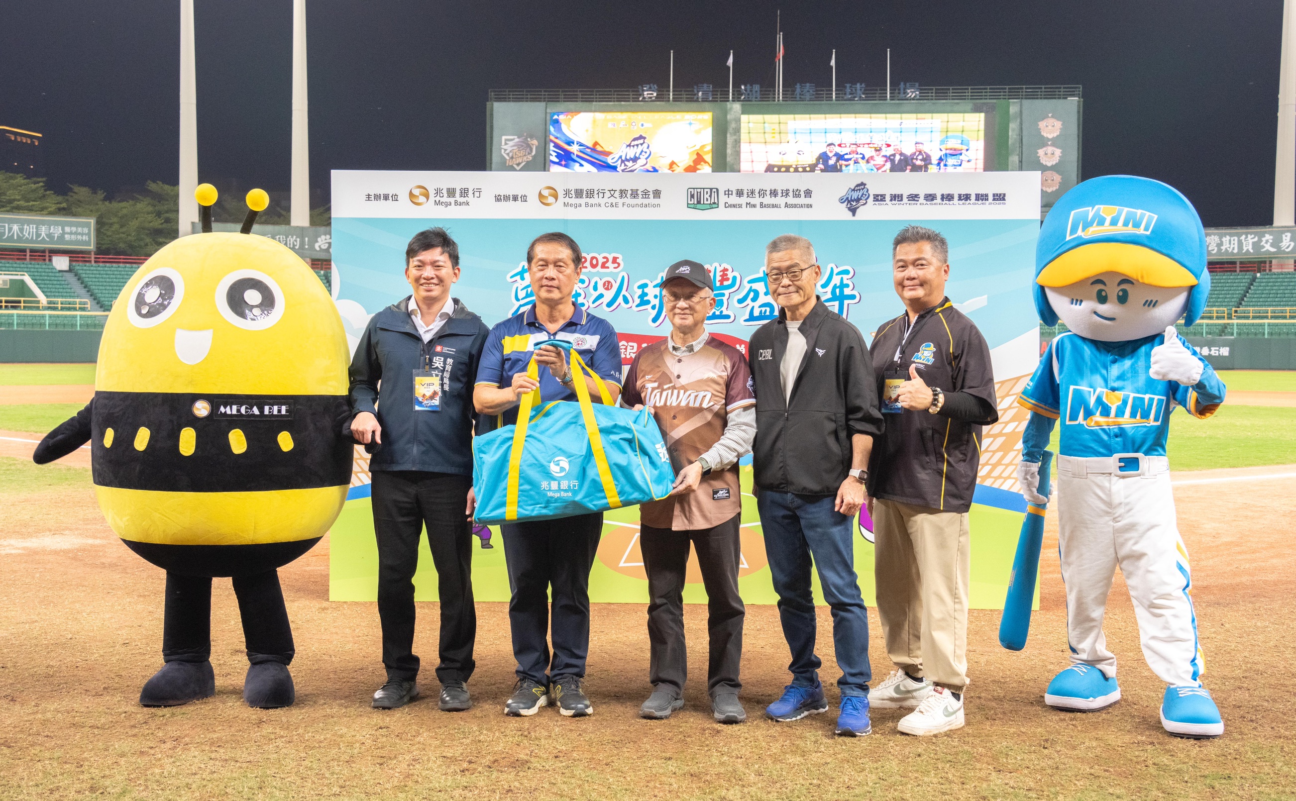 中華職棒冬季聯盟6日賽前特別舉辦迷你棒球捐贈活動，由兆豐金控暨兆豐銀行董瑞斌董事長（中）捐贈球具給高雄75所小學。（圖片/兆豐金控）