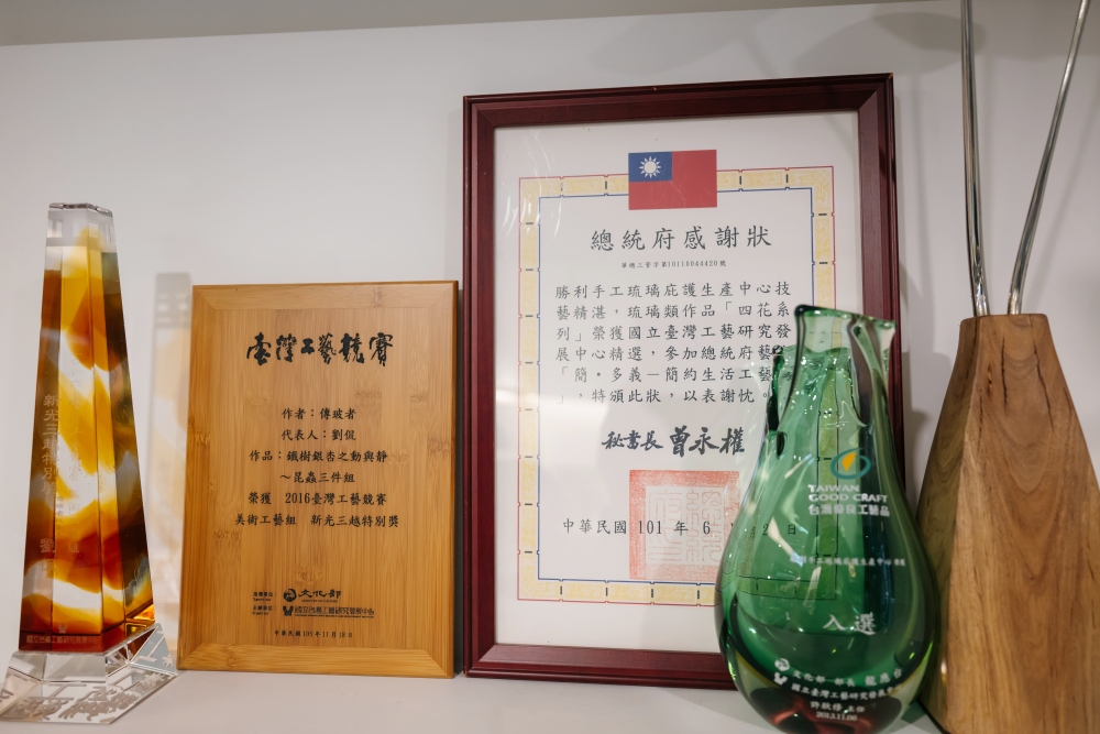 傳玻者多年來榮獲臺灣工藝競賽／國立台灣工藝研究發展中心獎項的肯定，許多作品都已被典藏。(圖/庇護工場提供)