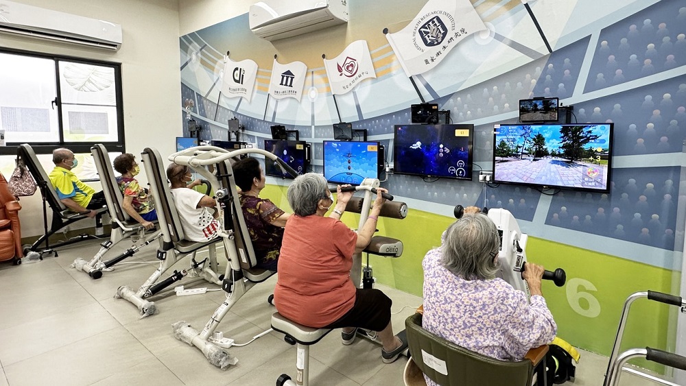 資策會AI院開發的「雄感動智慧銀髮健康照護應用解決方案」，成功協助照護機構降低至少20%人力需求，並提升長者肌耐力、平衡、柔軟度等多項體適能指標達30%。圖片來源：資策會