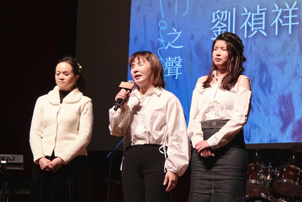 視障調香師劉禎祥、石旆慈、李欣怡同台分享嗅覺生命故事與調香理念。圖片來源：台灣公益聯盟