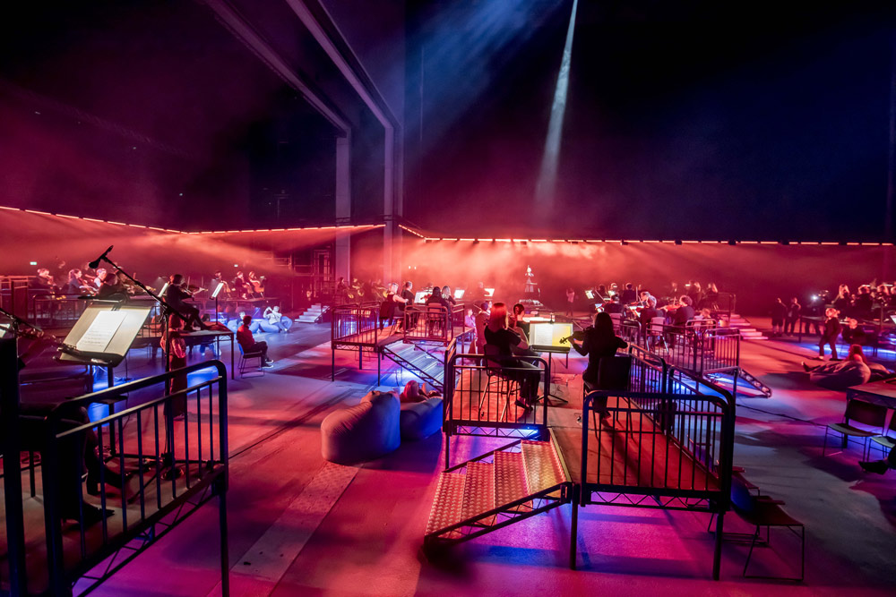 2026 NTT Arts NOVA_《浮聲之城》是一場邊走邊聽的音樂體驗，觀眾跟著手機指引參與合奏，從城市一路走進劇場，自由穿梭舞台與觀眾席，近距離感受交響樂的震動。©Chris Payne