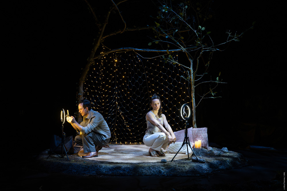 2026 NTT Arts NOVA_比利時靜物劇團在《這就是人「森」啊！》中，把露營、自然與末日想像混在一起，用瘋狂又好笑的肢體喜劇，看人類在荒謬世界中的模樣。©Alice Pierre