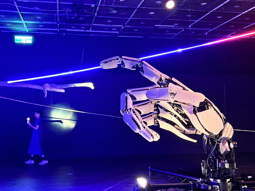 2026 NTT Arts NOVA_《最後一問》把整個舞台變成一座未來宇宙，觀眾身在其中，與巨型機械裝置互動，在提問與選擇之間思考重生的可能。©臺中國家歌劇院