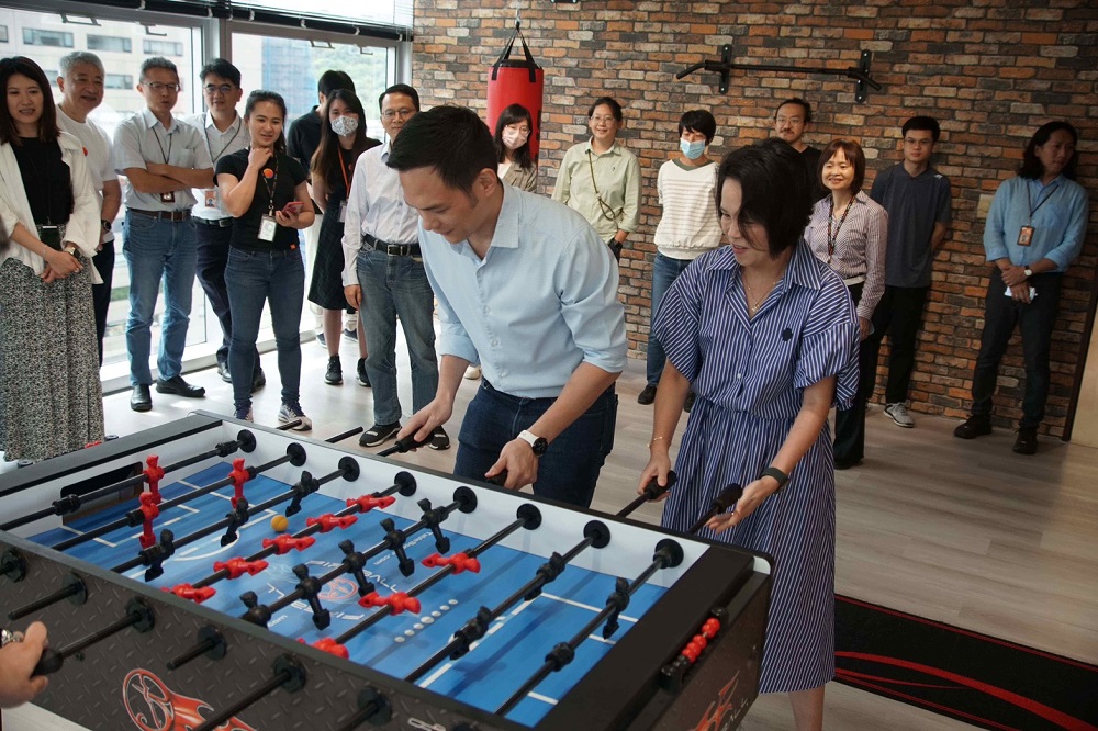 員工在忙碌時可至TWM Social Hub享受隨手可得的優質咖啡、遊戲機及足球桌等休閒活動。(圖片提供/台灣大哥大)