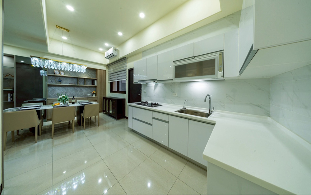 氣派大餐廚，明亮開闊的用餐空間。