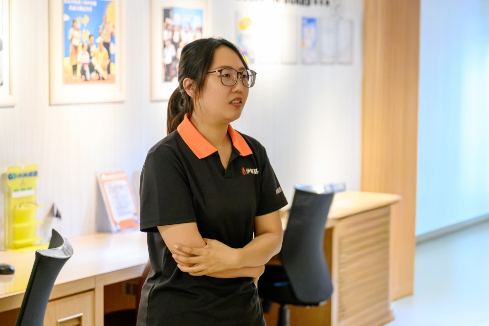 蔡依靜協助庇護員工在工作中累積實務能力，邁向更獨立的生活。(圖／庇護工場提供)