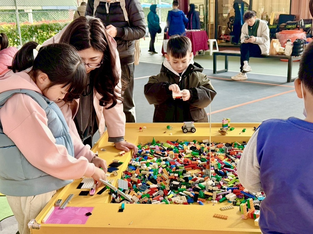 耀達建設舉辦愛心步步拼X校園公益日，小朋友們認真拼出闖關題目。(圖／耀達建設提供) 