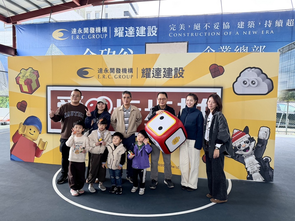 耀達建設舉辦愛心步步拼X校園公益日活動，董事長莊文欽到現場開心同樂。(圖／耀達建設提供) 