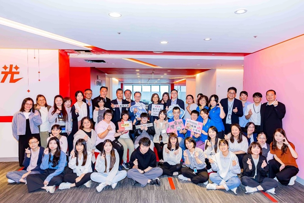 去年獲認證的社企中，近6成拓展新合作案；例如彤鳥社企與新光人壽及桃園社福單位共同推動易讀手冊，使資訊服務更為友善易讀。(圖／桃園青年局提供)