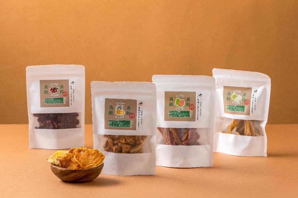 RE´ME果菓以醜果再利用、教育推廣與產品開發提升農產利用率，並順利通過P&PF國際認證。(圖／桃園青年局提供)