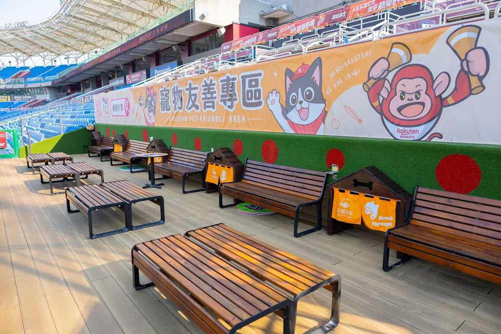 樂天桃園棒球場將寵物戶外看台區與一般座位隔開，提供飼主和寵物都能舒適觀賽的空間。（圖/桃園市政府提供）