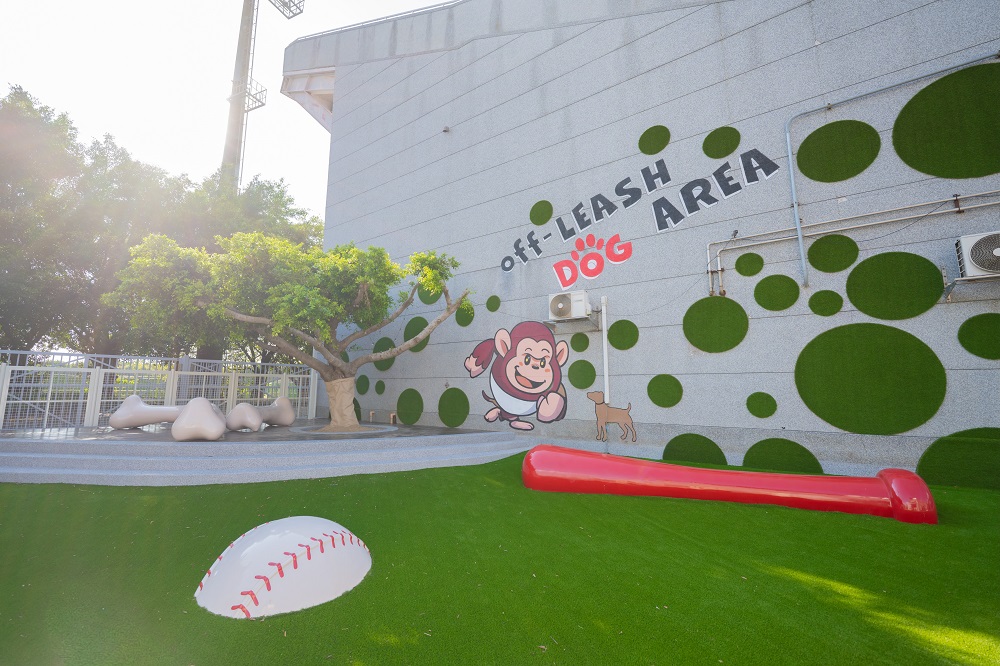 「樂天桃園棒球場寵物友善專區」是全臺首座設於棒球場的寵物友善空間，讓毛孩可以跟飼主進場觀賽，同時可以盡情地跑跳玩耍。（圖/桃園市政府提供）