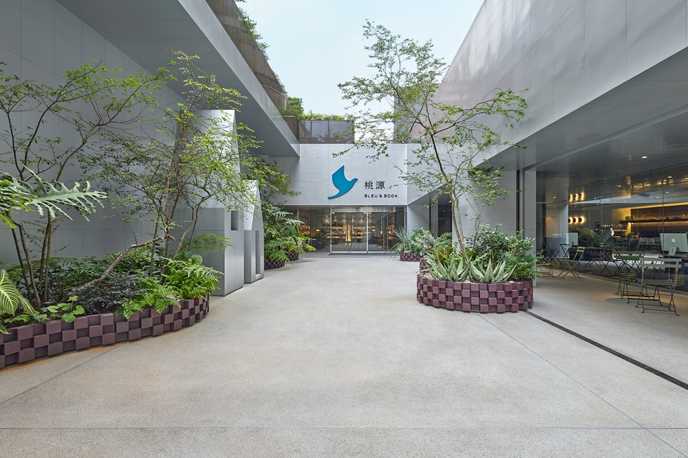 「桃源Bleu&Book」書店園藝景觀由CNFlower凌宗湧總監設計規劃。(圖／業者提供)