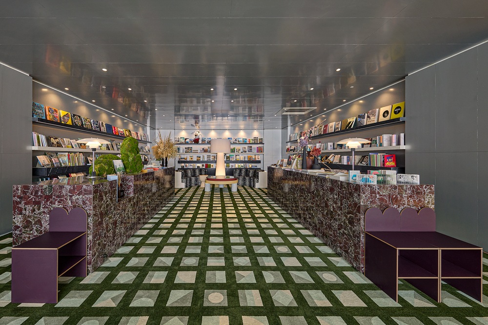 「桃源Bleu&Book」書店空間與「新潤 安曼莊園」接待中心完美相融。(圖／業者提供)