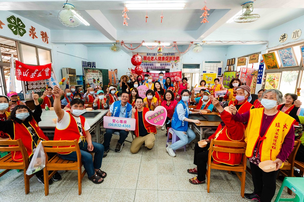 在地長者來到汫水社區關懷據點，參加由華山基金會與企業志工攜手舉辦的感恩餐會。圖／華新麗華提供