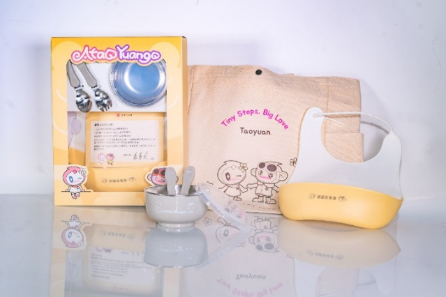 桃園市政府加碼推出桃園吉祥物ㄚ桃園哥聯名「桃園乖寶包」專屬禮袋，包含多項寶寶用品，可愛又實用。（圖片來源：桃園市政府提供）