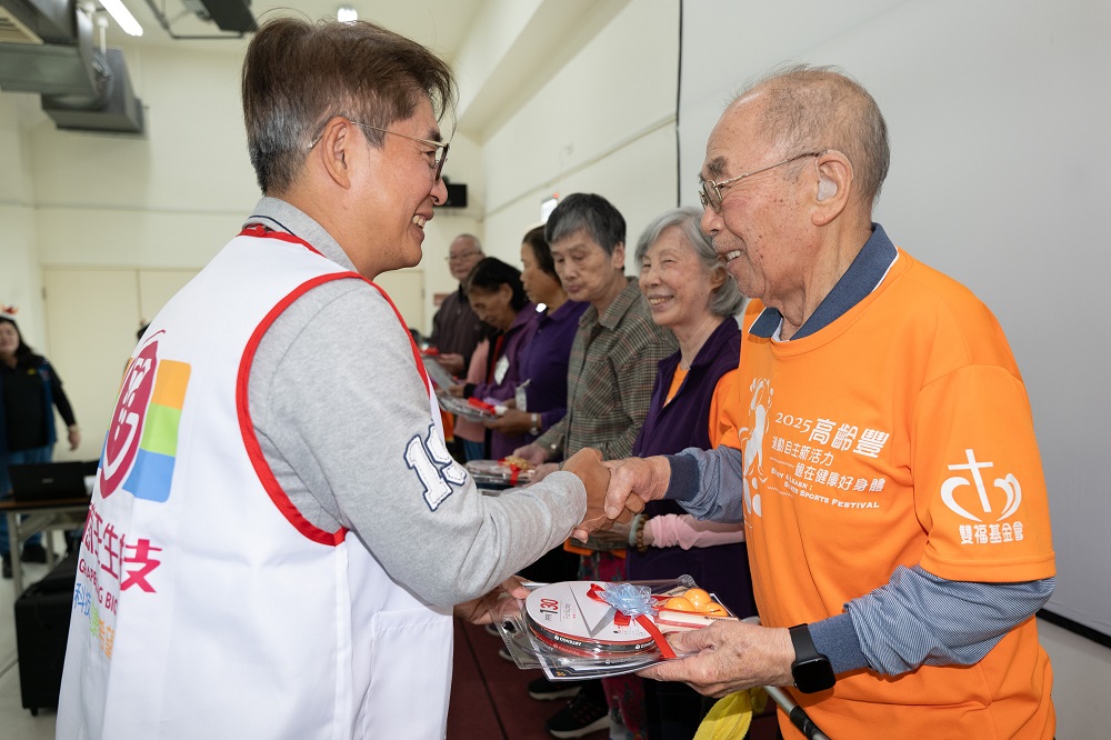 長輩們笑容滿面上台接受表揚，肯定持續參與運動與自我挑戰的努力。圖：財團法人雙福社會福利慈善事業基金會 提供