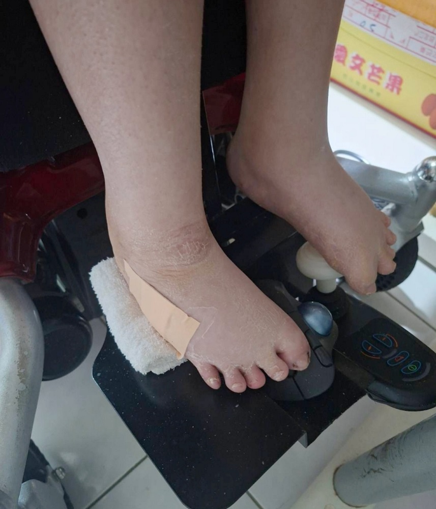 黃瀅芝的作業通常在電腦前以腳操作滑鼠與鍵盤，完成企畫。（圖/黃瀅芝提供）